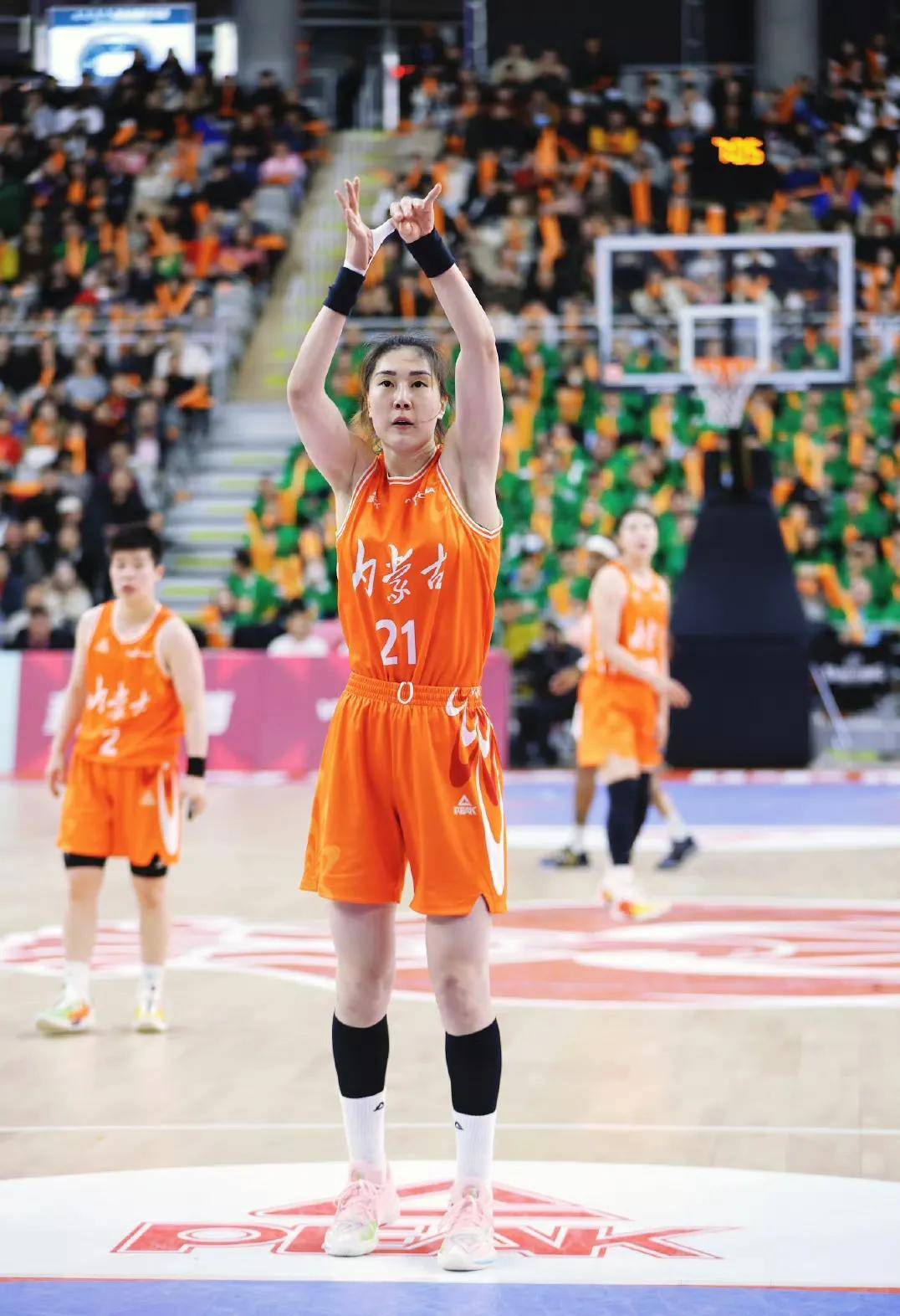 福建女篮客场大胜新疆队，追赶榜首位置的简单介绍