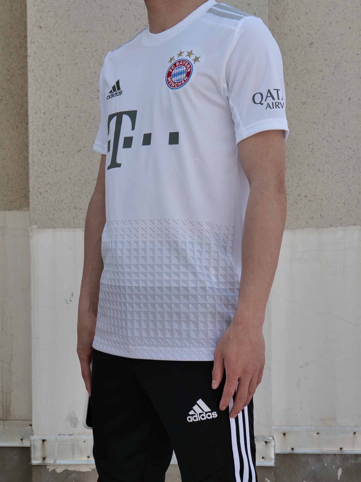 Faker伤愈复出，失利首场表现抢眼，拜仁球迷欢呼！